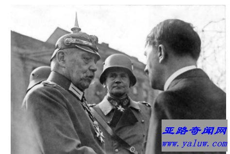 希特勒从本笃会修士剪了十字星