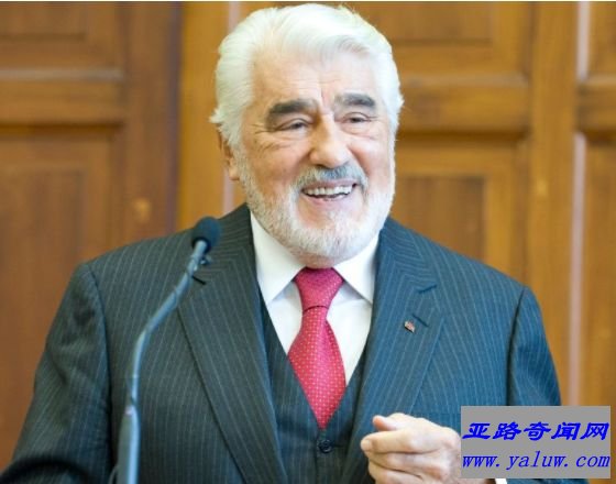 马里奥·阿多夫