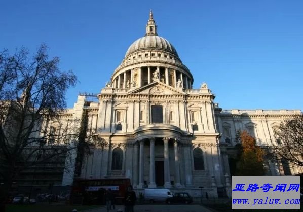 老圣保罗大教堂，英国(大约高度:493英尺)