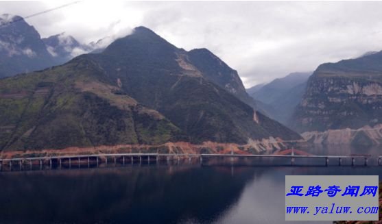 云端上的高速公路,最美花海雅西高速公路 云端上的高速公路,最美花海雅西高速公路