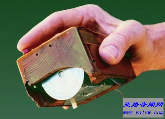 世界上最原始的鼠标 一只有尾巴的木盒子
