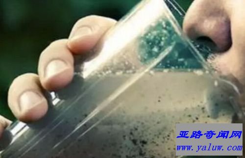 世界上最小的净水器 比电话卡还小