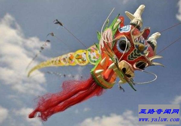 世界上最大的风筝 长达八公里的巨龙