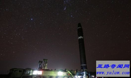 朝鲜公布的“火星-15”导弹在发射阵地起竖照片