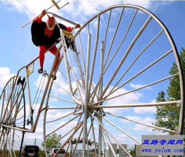 世界上最大的自行车 长度达到12米